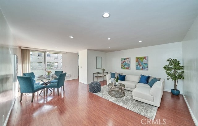 Building Photo - 360 S Kenmore Ave Unit 203