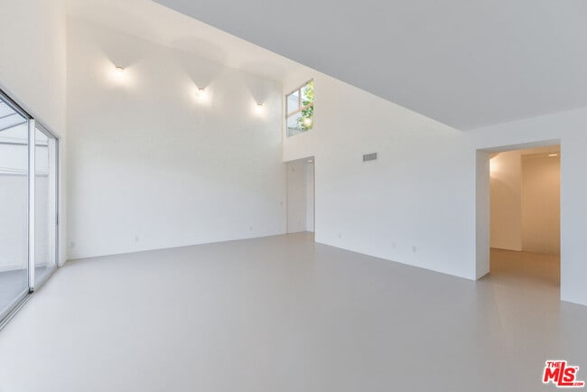 Building Photo - 558 Rose Ave