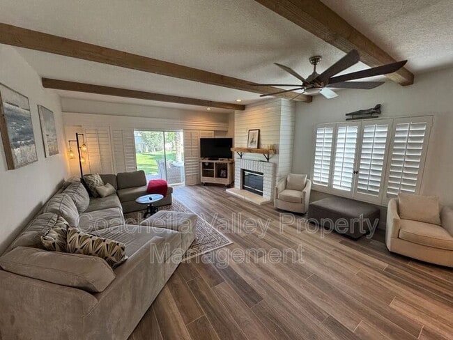 Building Photo - 289 Vista Royale Cir W