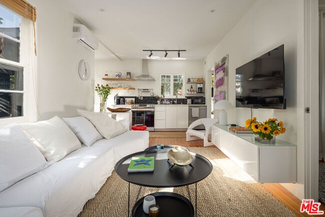 Photo - 947 Amoroso Pl