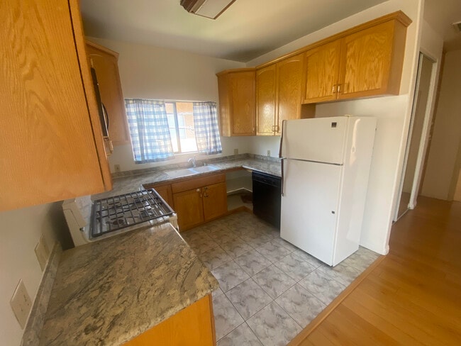 Photo - 80 S Meridith Ave Unit 06