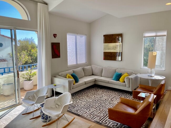 Building Photo - 6481 Zuma View Pl Unit 107