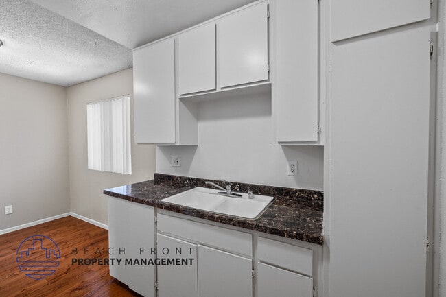 Photo - 1880 Locust Ave