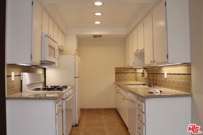 Building Photo - 2349 S Bentley Ave Unit 5