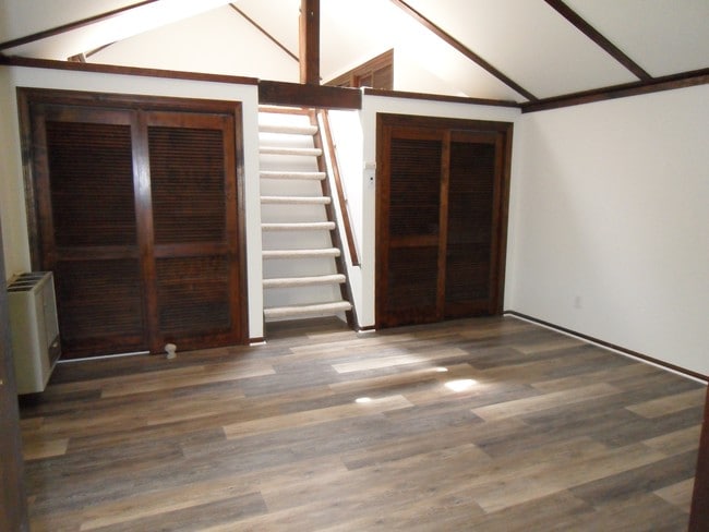 living area - 5332 Norwich Ave