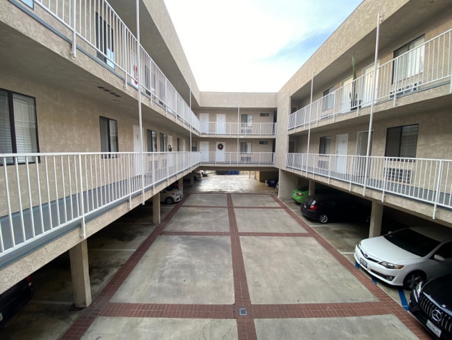 Photo - 1535 N Kenmore Ave Unit 2D