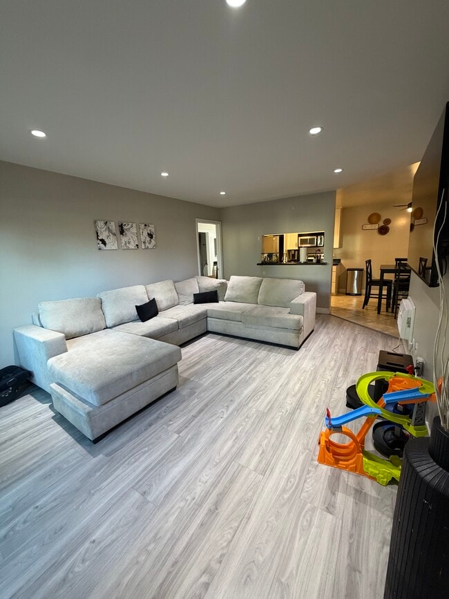 Building Photo - 1345 Cabrillo Park Dr Unit K09