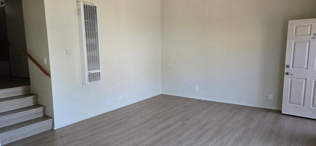 Living room - 733 N Hill Pl Unit #2