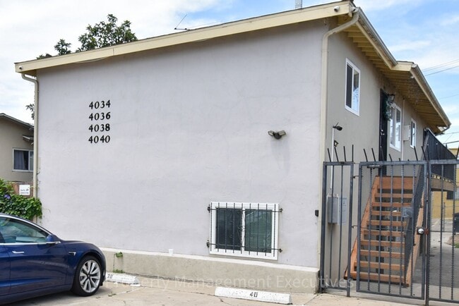 Building Photo - Remodeled 2 Bedroom, 1 Bath Apartment Unit 4038 Winona Ave