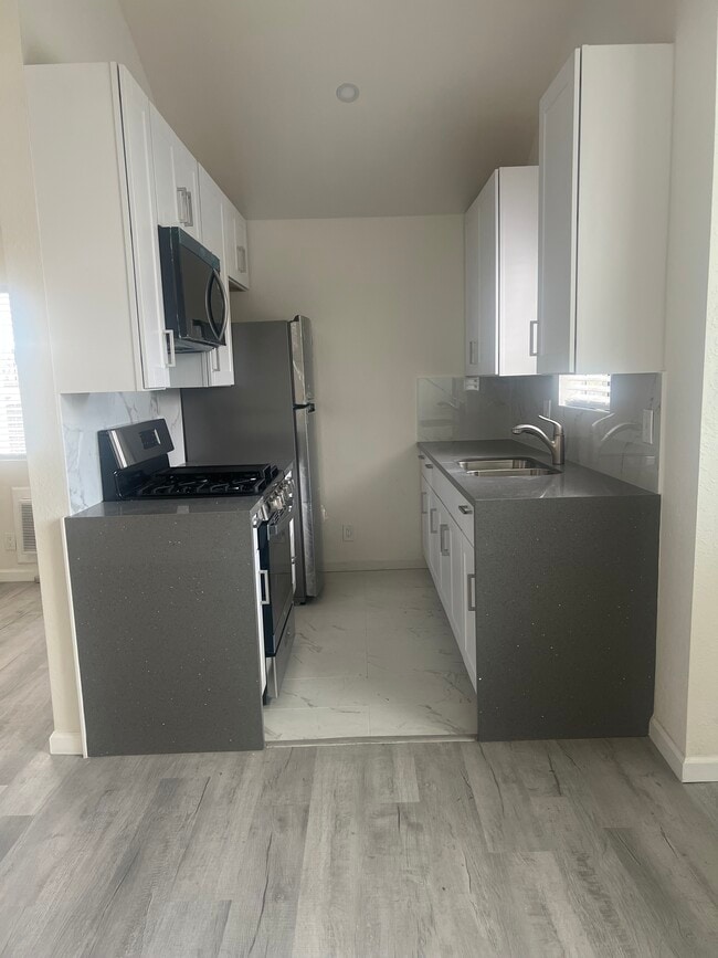 Photo - 3250 Andrita St Unit Beautiful high ceilings