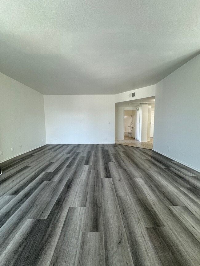 Photo - 4343 Whitsett Ave Unit 203