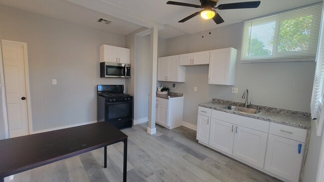 Building Photo - 2325 W Sequoia Ave Unit #B