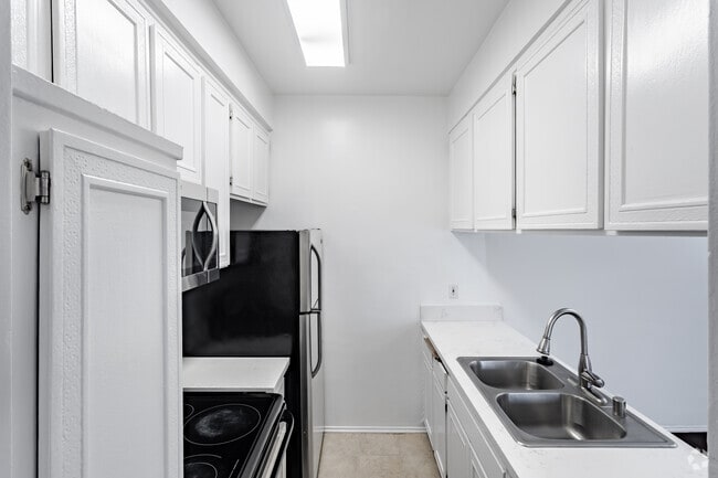 2BR, 2BA - 1000 SF - 10905 Ohio Ave