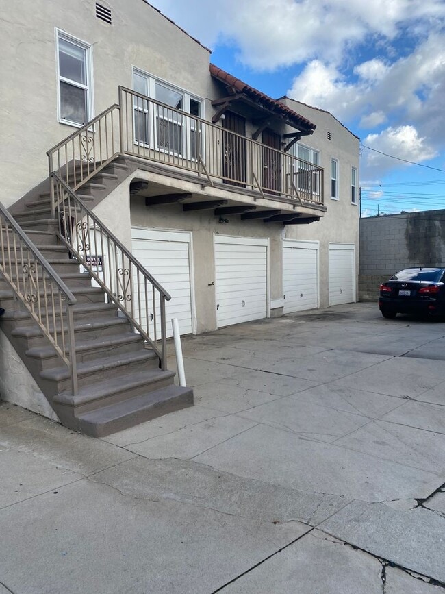 Photo - 2809-2821.5-28215 Rowena Ave Unit 2813  1/2