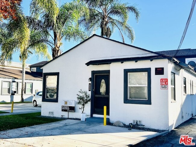 Building Photo - 600 E Chevy Chase Dr