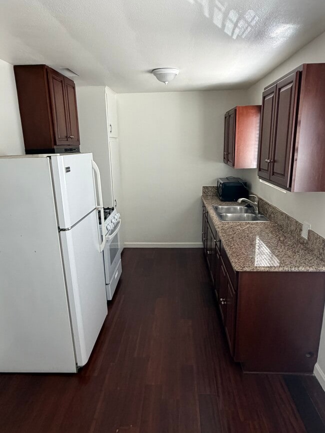 Photo - 2616 crestmoore pl