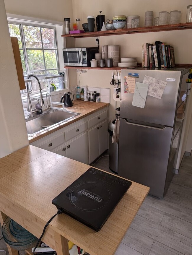 Photo - Quaint 2 Bedroom 1.5 Bathroom Townhome Style Unit In Santa Barbara Unit ADU