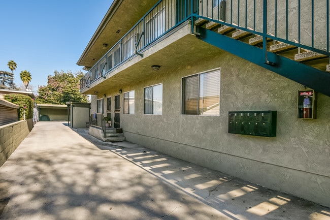 Building Photo - 1447 E Windsor Rd