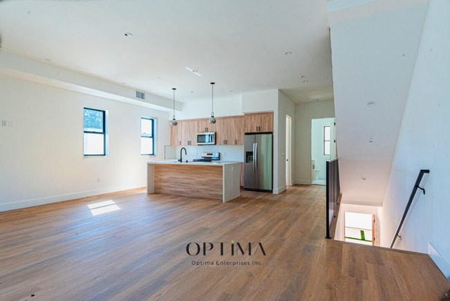 Building Photo - 10847 Morrison St Unit 10845 1/2