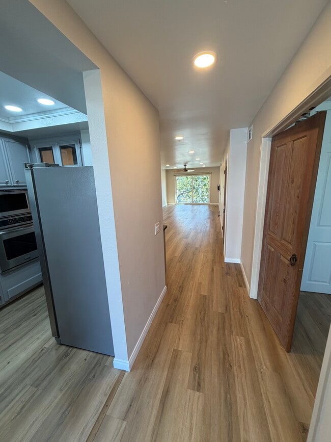 Building Photo - 540 Hawthorn St Unit 2D