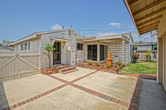 Photo - CHARMING, BRIGHT & SPACIOUS HOLLYGLEN 3BR2BA + DEN W/ SPACIOUS FRONT & REAR YARDS, LARGE DRIVEWAY...
