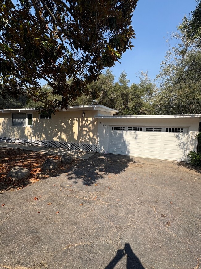 Building Photo - 730 Live Oak Park Rd S