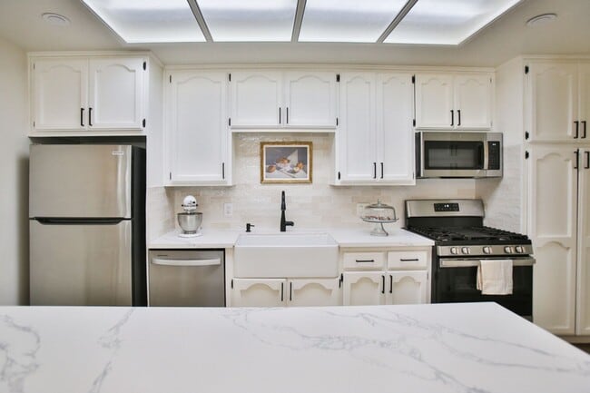 Photo - Los Caballeros #001 Unit 1A