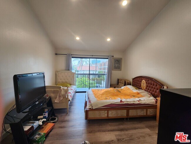 Photo - 601 S Van Ness Ave Unit 4