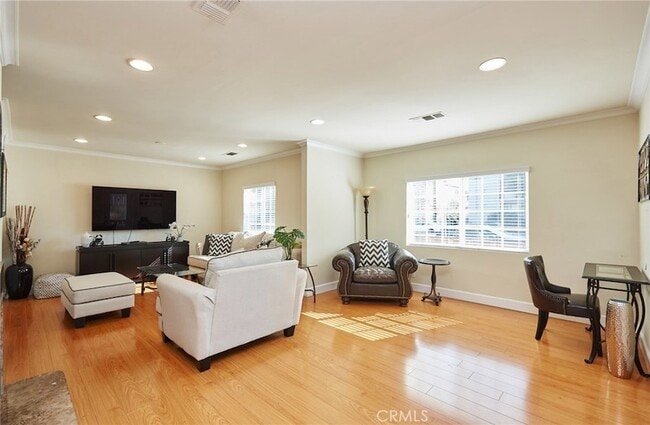 Photo - 17827 Burbank Blvd