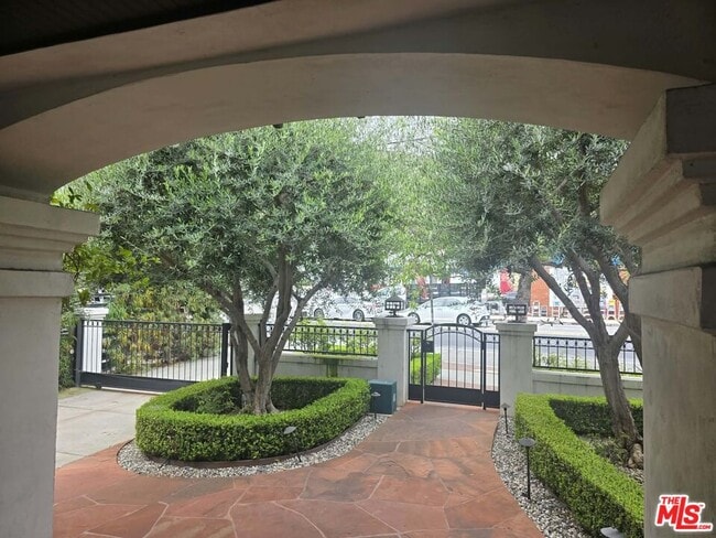 Photo - 2500 Hyperion Ave
