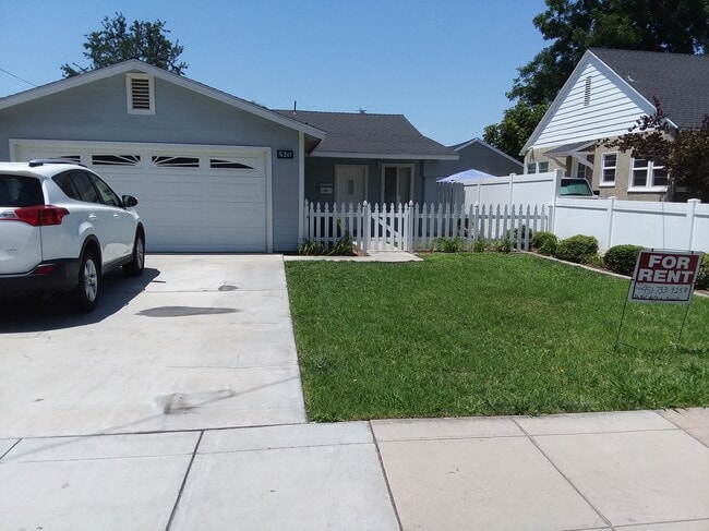 Front yard - 520 N Cambridge St House