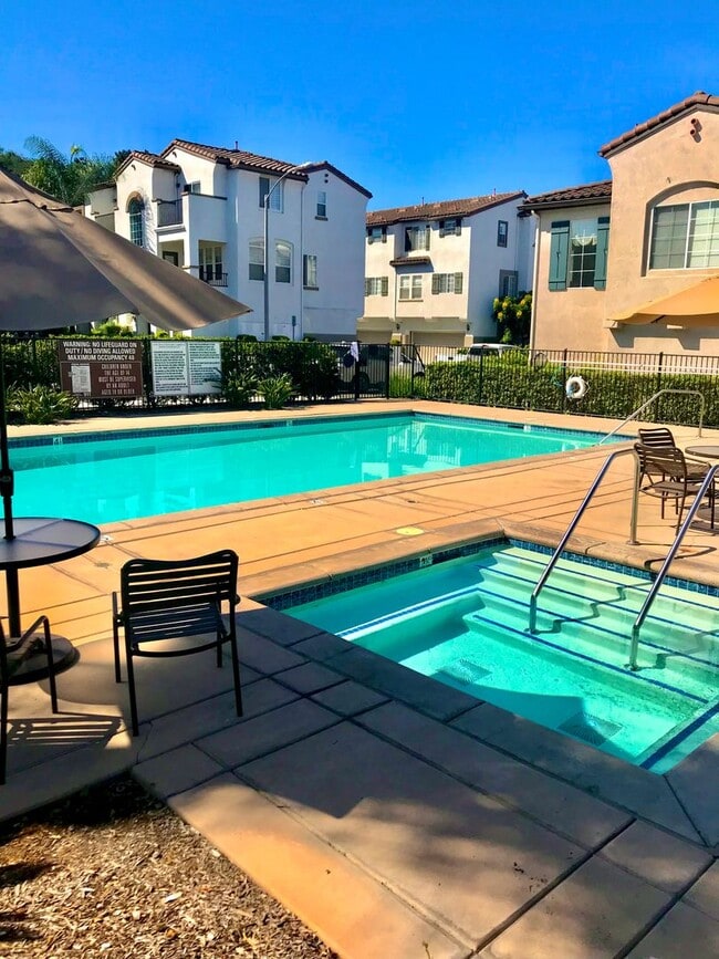 Building Photo - 2-bed 2.5 bath townhome in Cascada (Rancho...