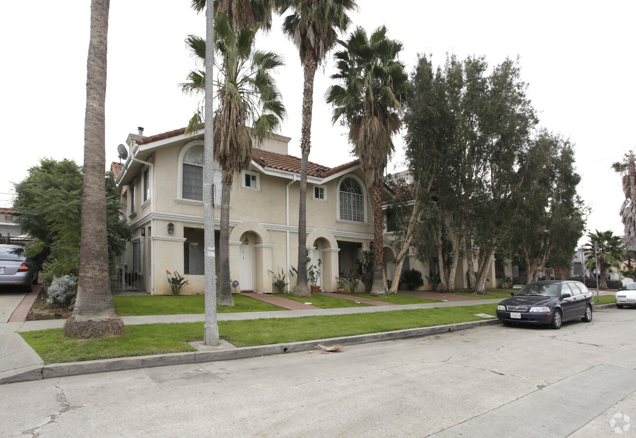 Photo - 800 E June St