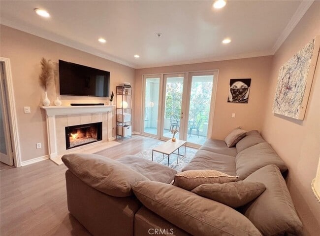 Building Photo - 2233 Martin Unit 207