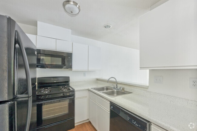 2BR, 2BA - 980SF - Kitchen - Park Apartments