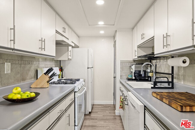 Photo - 252 W Spazier Ave Unit F