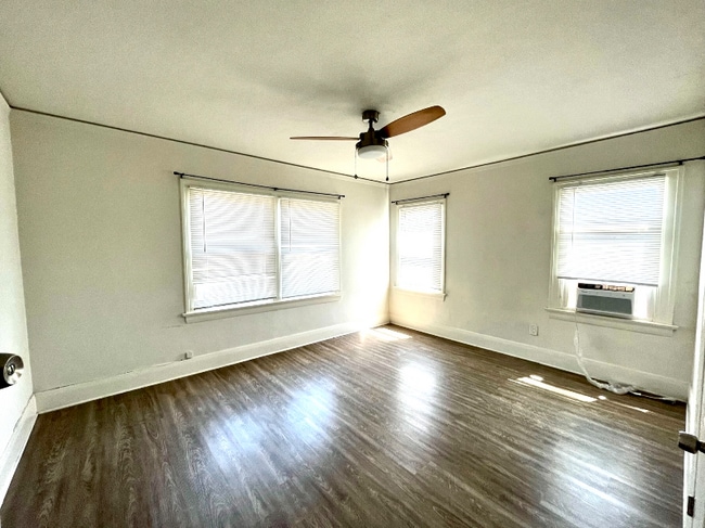 Photo - 855 1/2 W 43rd Pl