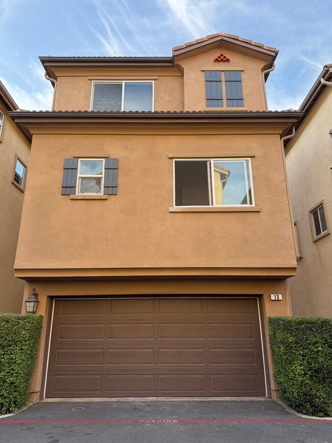 Building Photo - Spacious 4Bed/4Bath