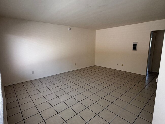 Building Photo - 735 Genevieve St Unit B