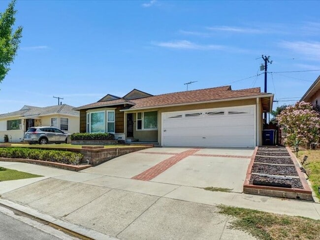 Photo - 4847 Ocana Ave