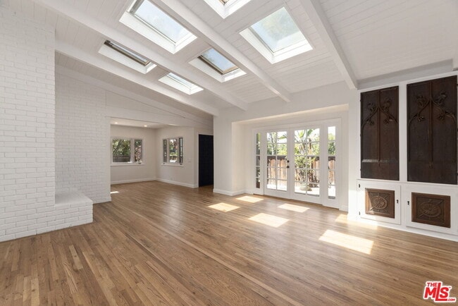 Building Photo - 2222 Sunset Crest Dr