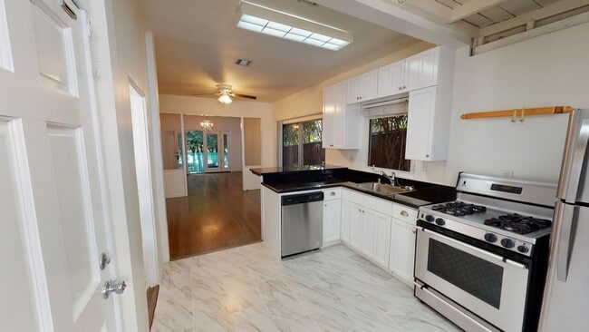 Building Photo - West Hollywood Oasis! *FREE RENT* Unit 8957