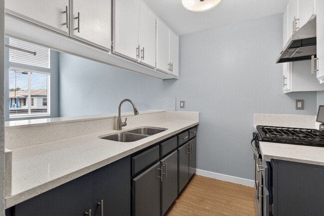 Building Photo - 533 E 11th St