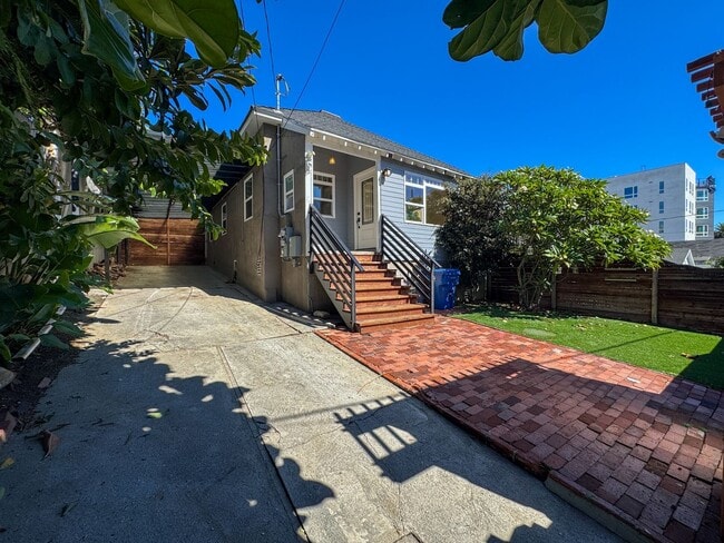 Building Photo - Remodeled Echo Park Home