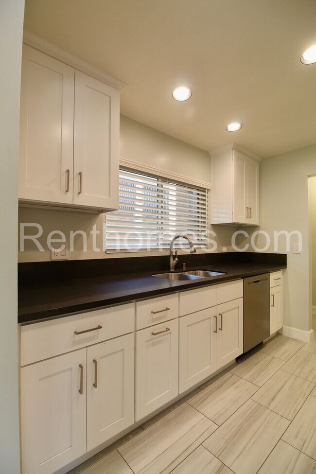 Photo - 2522 Clairemont Dr Unit 201