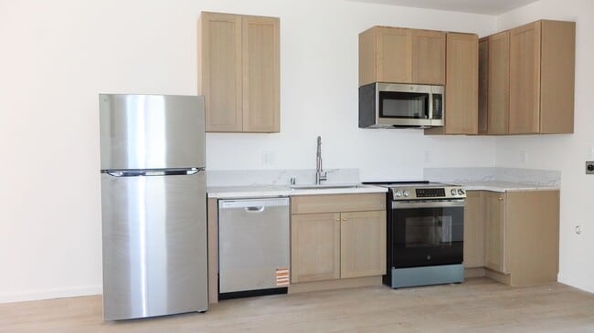 Building Photo - 3 bedrooms 2 bathrooms Duplex with a 2 car garage