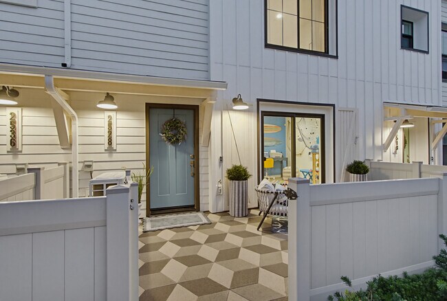 Photo - 2528 Delphinium Ln