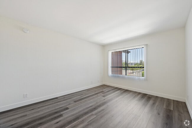 1BR, 1BA - 700SF - Bedroom - Campus Crossing Apartments - Northridge