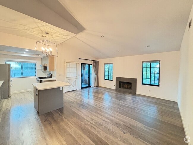 Building Photo - Beautiful 2 Bedroom 2 Bath Condo
