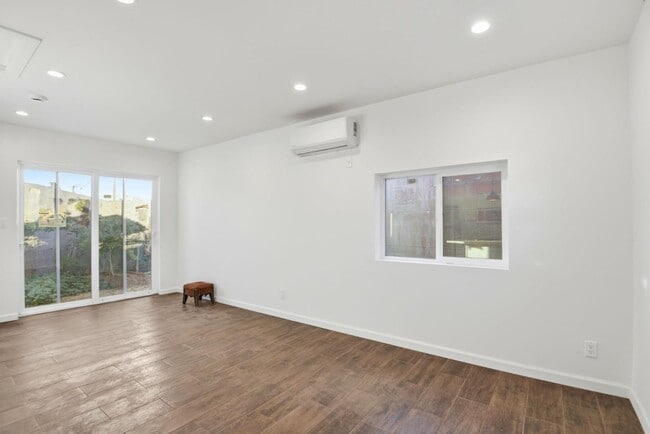 Photo - 648 Anita St